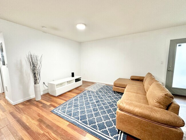 Building Photo - Tastefully furnished 1bed/1bath in the hea...