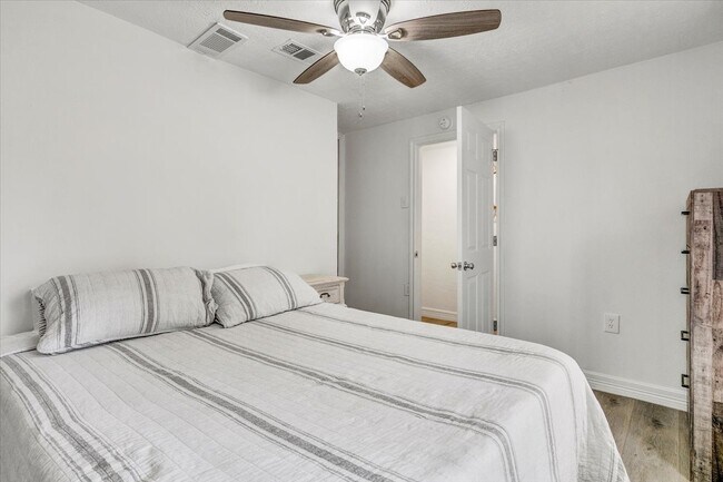 Building Photo - 185 Weiss Bluff Rd