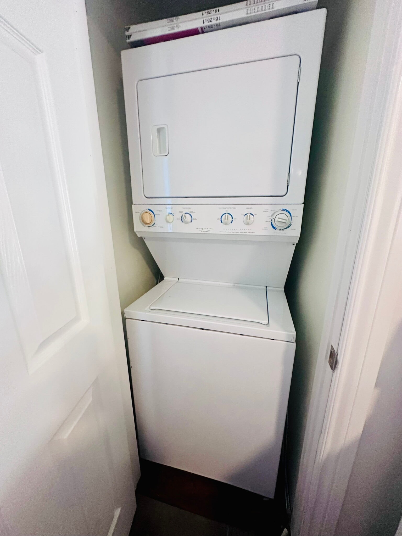 Building Photo - 2014 N Oakley Ave