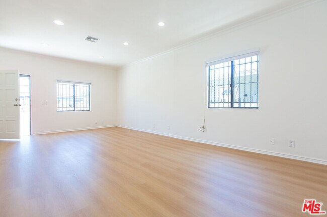 Building Photo - 1443 N Mariposa Ave