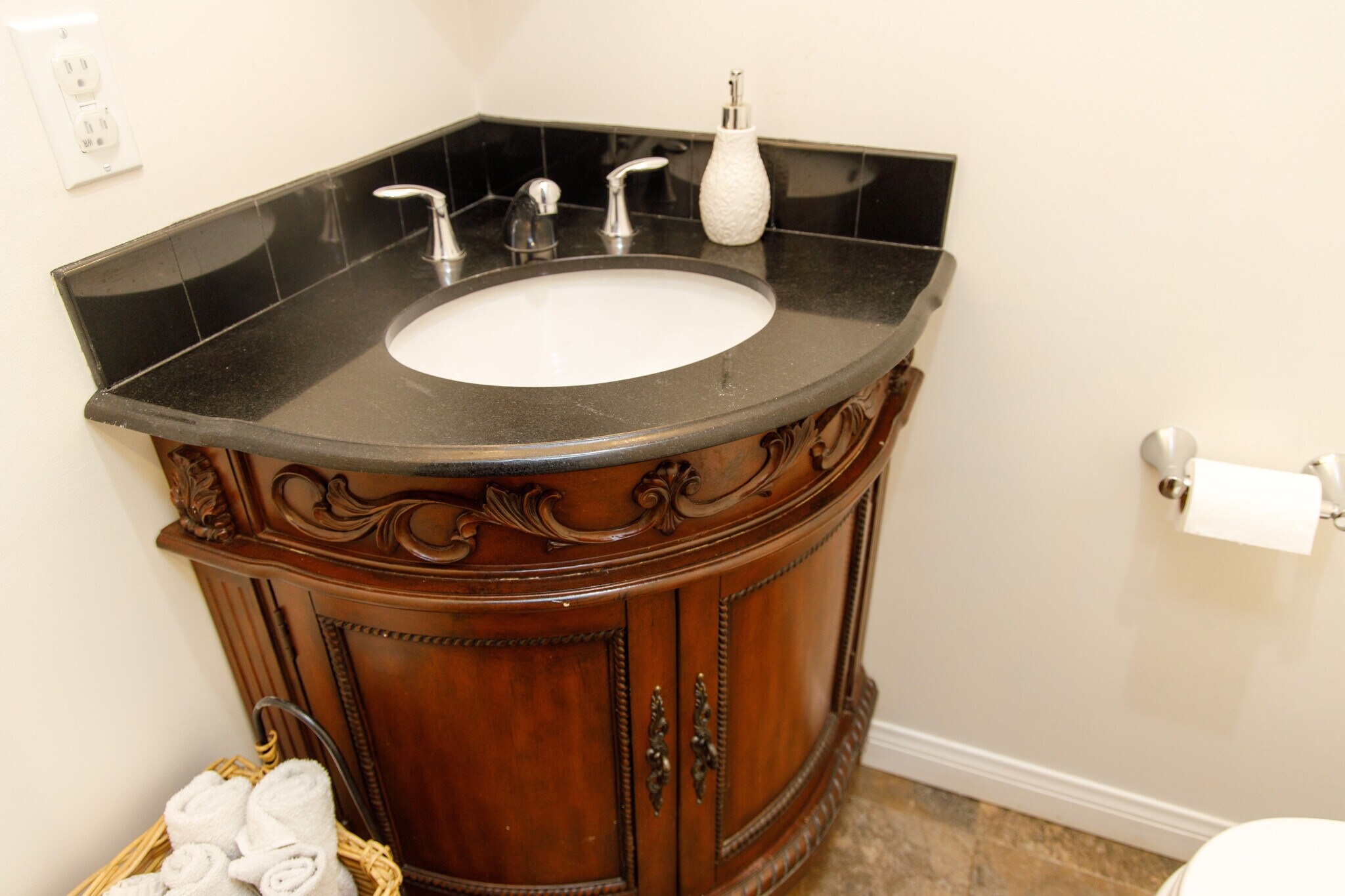 Guest Bath - 11364 Homedale St