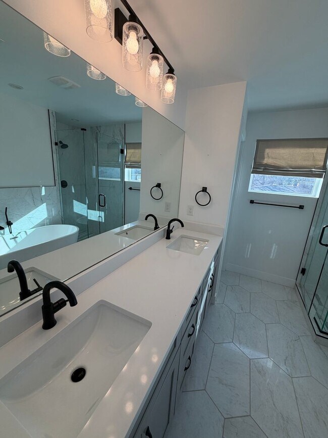 Building Photo - Gorgeous Sunnyside 4 bedroom home with rooftop patio