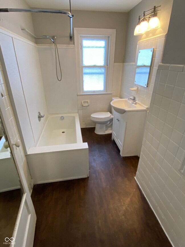 Building Photo - 4025 N Kenwood Ave