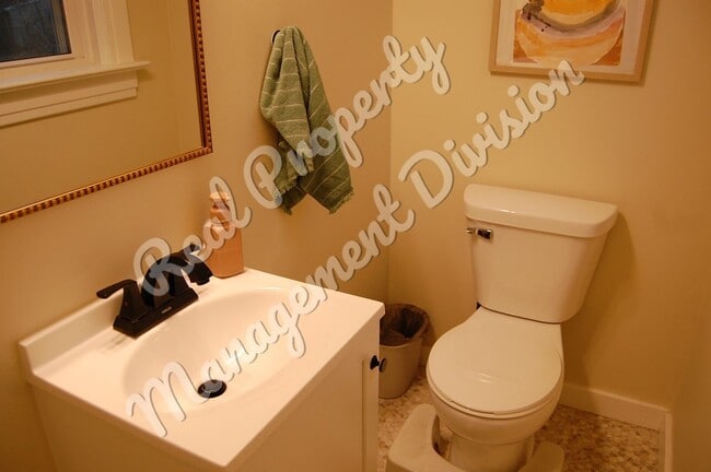 Building Photo - 3 Bed / 1.5 Bath Home | Huge Yard | Screened Front Porch | 2-Car Garage