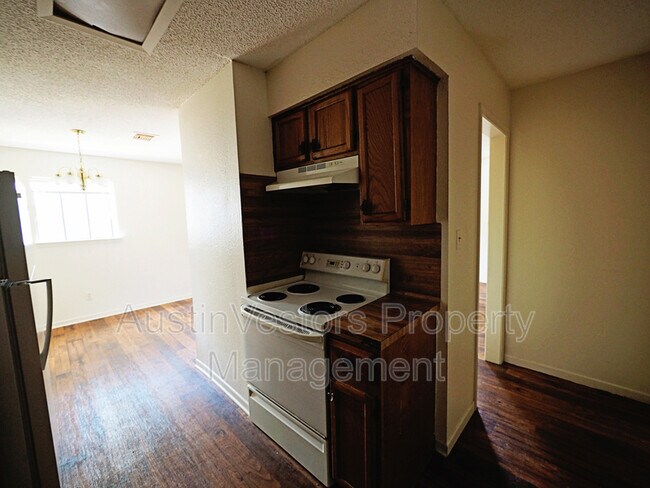 Building Photo - 115 S Frio St