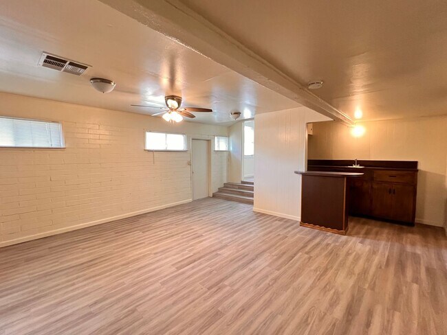 Building Photo - Central Bakersfield Home