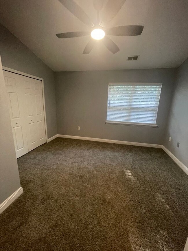 Building Photo - Adorable 2 bedroom 2.5 bathroom townhome |...