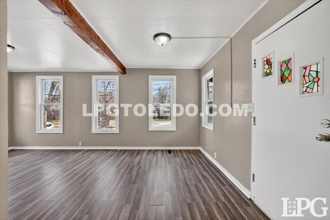 Building Photo - 3905 Peru St