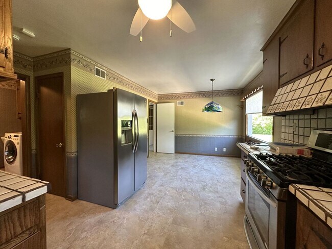 Building Photo - Spacious Ranch in Elm Grove!