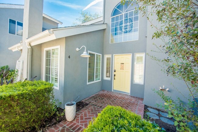 Building Photo - Eastside Costa Mesa Gem