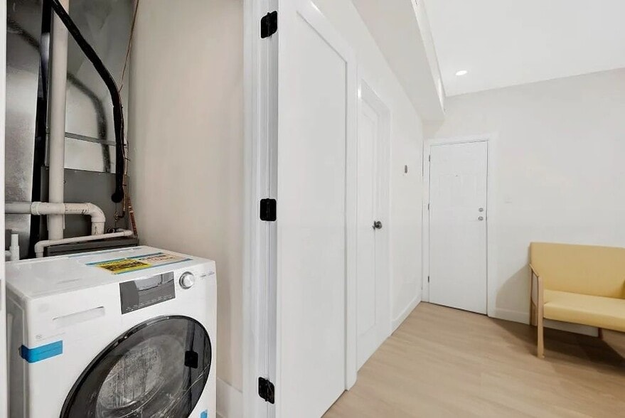 Building Photo - 944 N Damen Ave