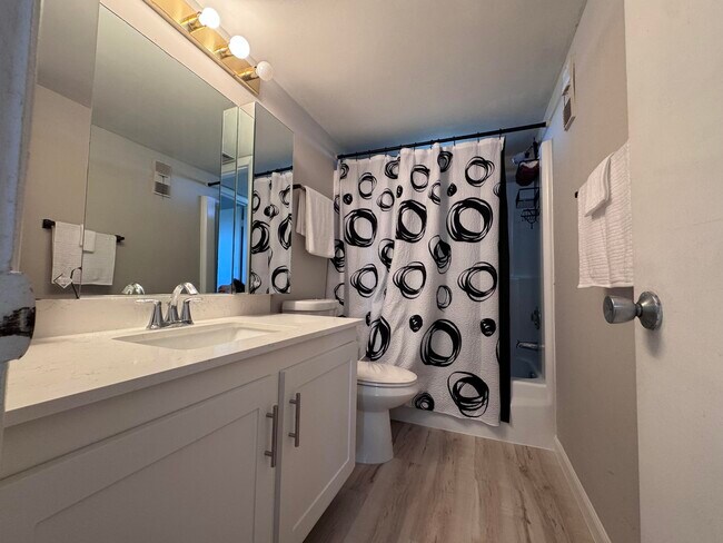 Building Photo - 300 NE 26th Ave