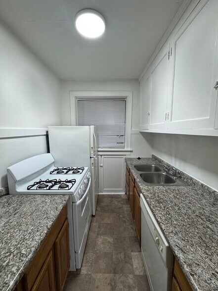 KITCHEN - 4962 Lindenwood Ave