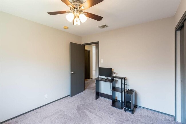 Building Photo - 404 Paige Bend