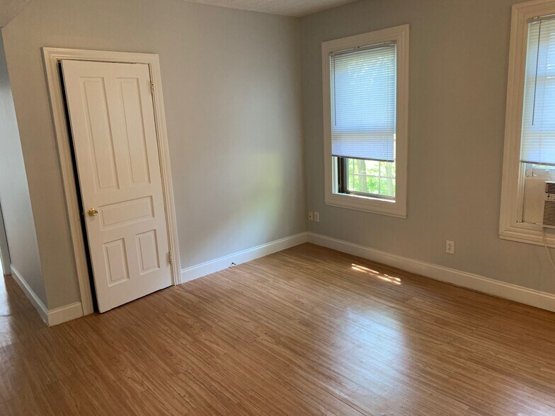 Building Photo - 2372 Harper Ave