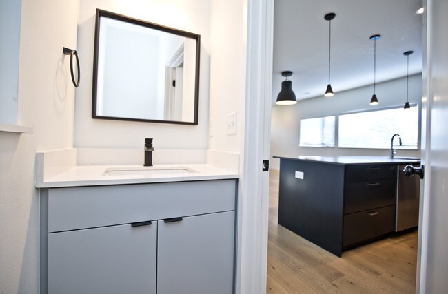 Building Photo - 716 W Stone St