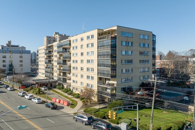 Building Photo - 2185 Lemoine Ave