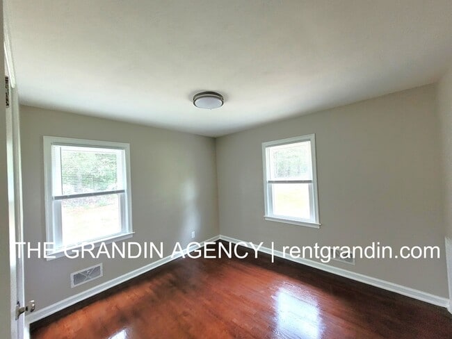 Building Photo - 8475 Cloverdale Rd