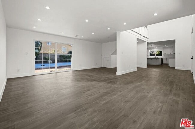 Building Photo - 6257 Lindley Ave