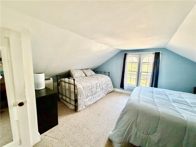 Building Photo - 327 Spring St