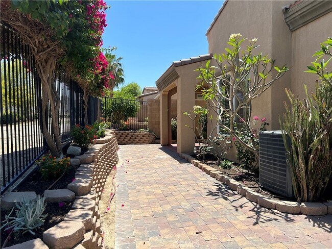 Building Photo - 77184 California Dr