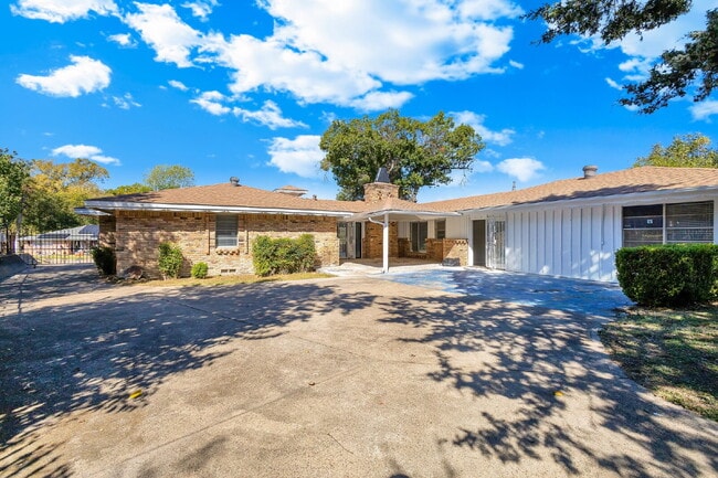 Building Photo - Beautiful Single-Story Home for Rent in Dallas | 3 Bedrooms | Living Room | Dining Room + Large G...