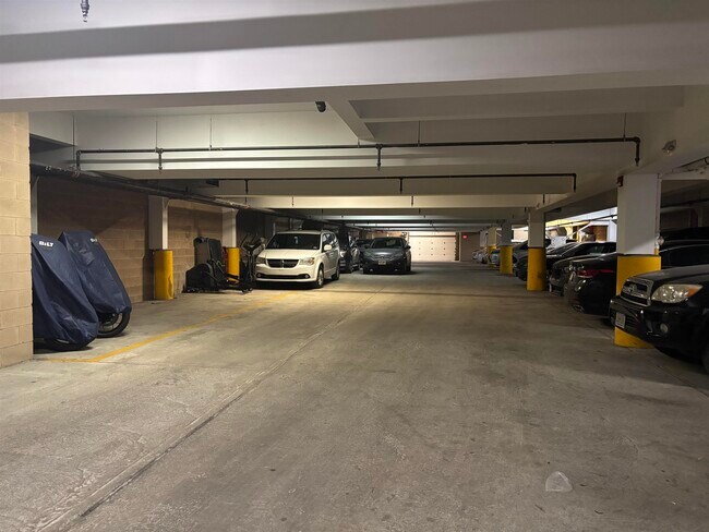 Building Photo - 528 52nd St