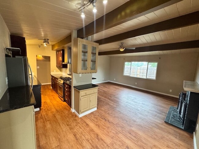Building Photo - Available for Move In 3 Bed, 2.5 Bath Home...