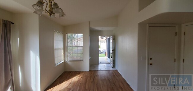 Building Photo - 2 Bedroom Santa Maria home available!