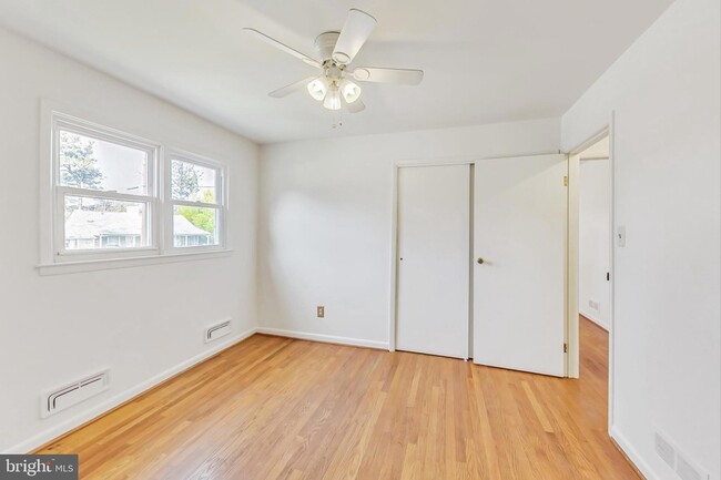 Building Photo - 1208 Pinewood Dr