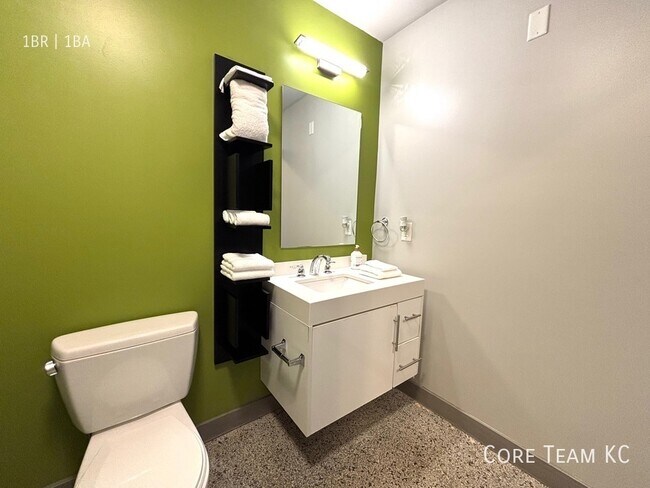 Building Photo - 306 E 12th St