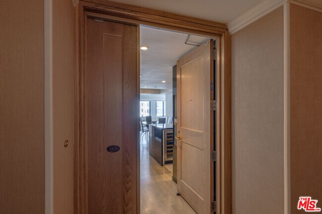 Building Photo - 10520 Wilshire Blvd