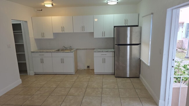 Building Photo - 1728 Pierce St