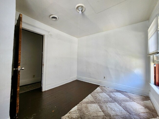 Building Photo - 5 Bedroom 2 Full Bath Houses | Front Porch | Back Yard | Off Street Parking | in-Unit Laundry