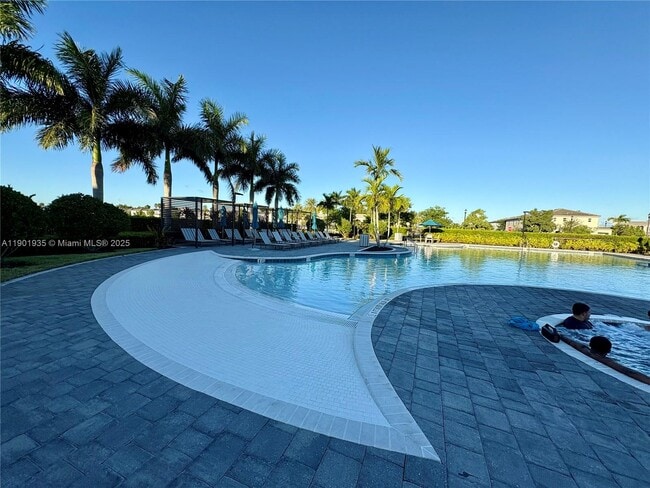 Building Photo - 1020 SE 26th Ter