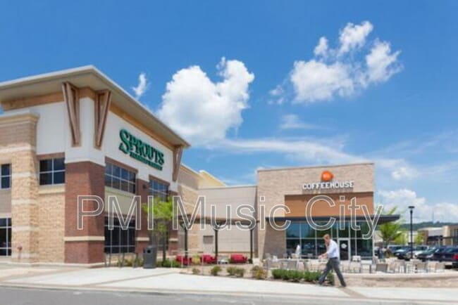 Building Photo - 810 Bellevue Rd