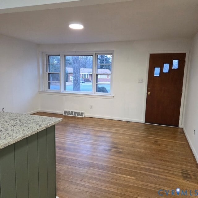 Building Photo - 8011 Kenmore Dr