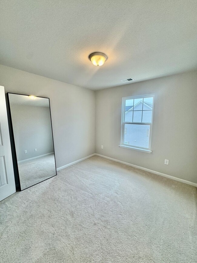 Building Photo - Spacious 3 Bedroom Townhouse