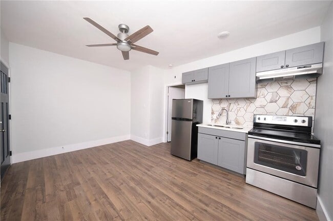 Building Photo - 206 W 45th St