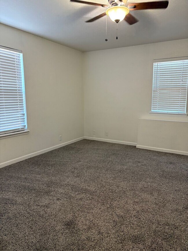 Building Photo - 2 Bedroom 1 Bath Lower Level Unit in Villa...