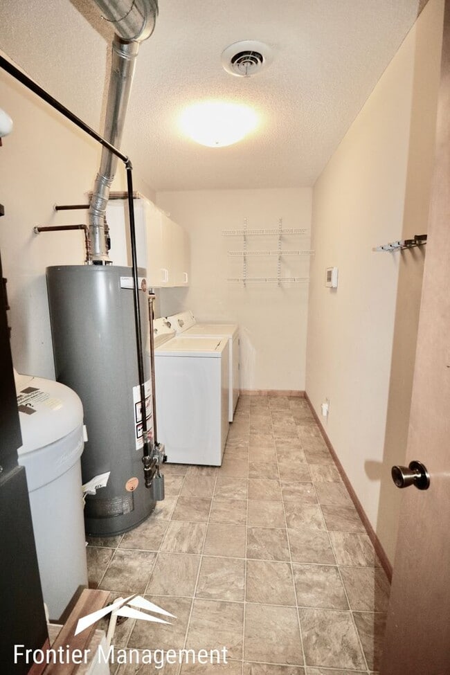 Building Photo - Beautiful 3 bedroom home just minutes from Manhattan and Fort Riley!