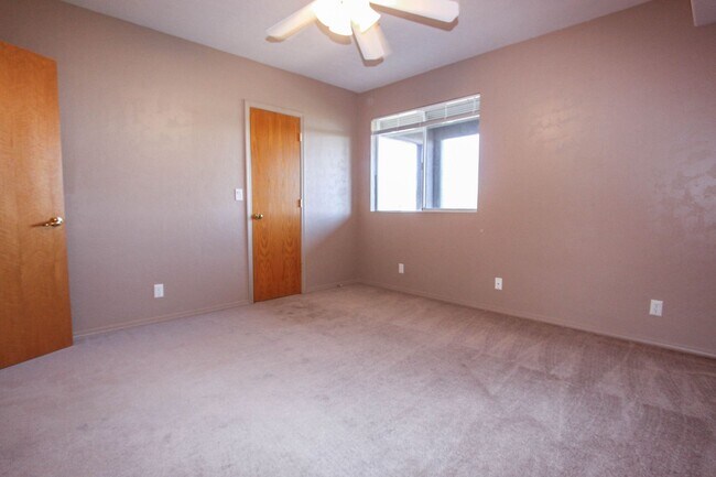 Building Photo - Home located in Pines & Boulders with Views!