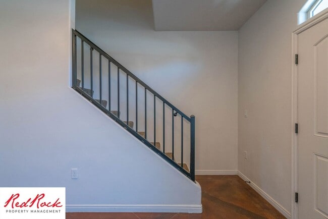 Building Photo - 3 Bedroom & 2.5 Bathroom & Dog Friendly!