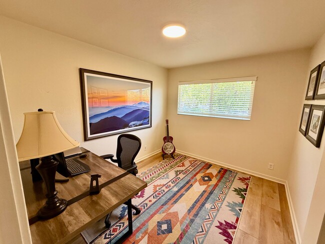 Building Photo - Unfurnished 4 bedroom/2 bathroom home with...