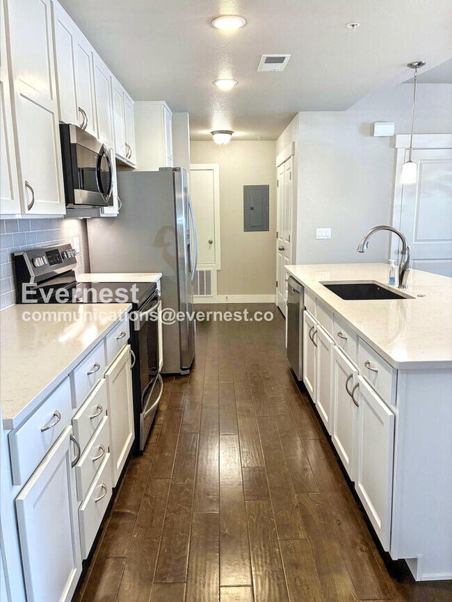 Building Photo - 3 Bed/2 Bath Condo with Garage / Available...