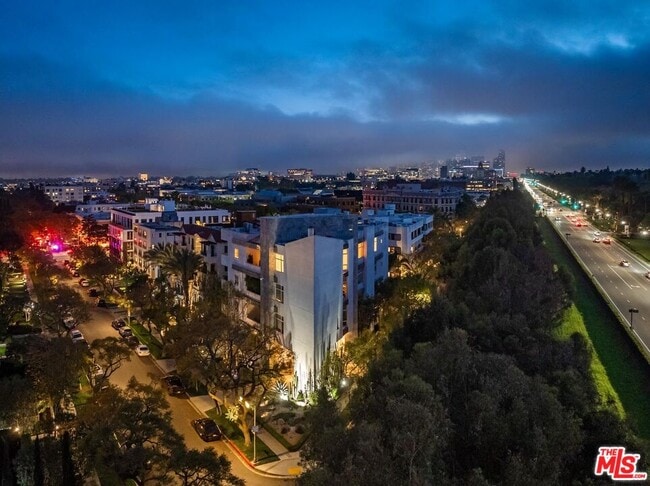 Building Photo - 455 N Palm Dr