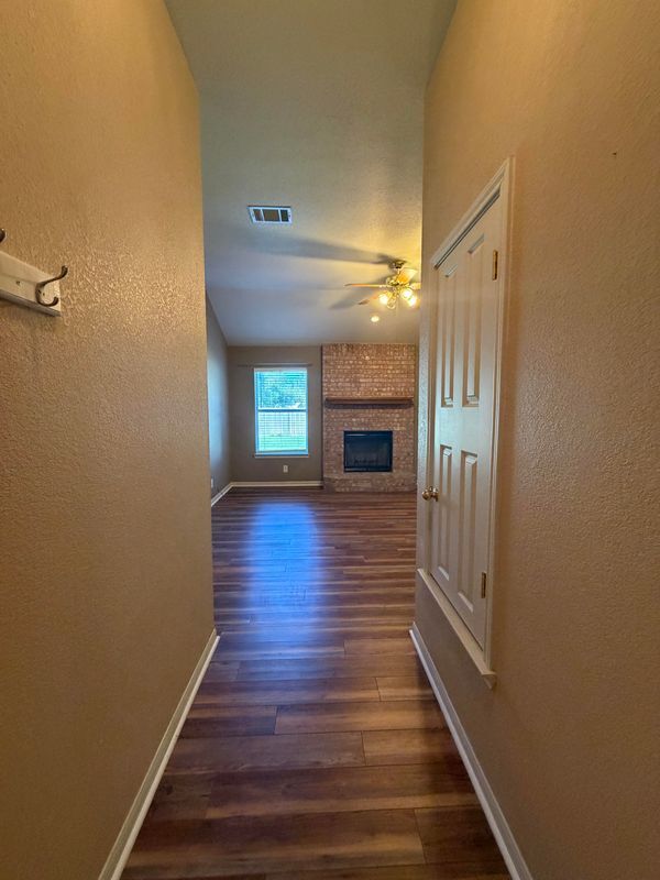Building Photo - 715 Lakeview Dr