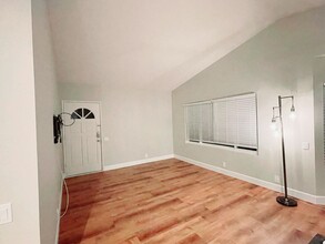 Building Photo - Conveniently Located Single Level Soda Cre...