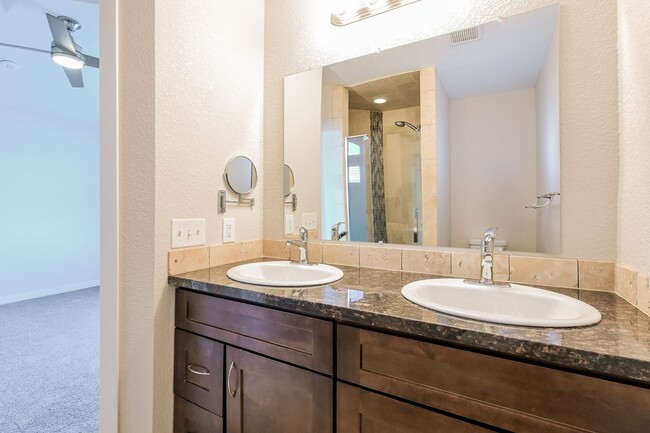 Building Photo - Renovated 4 Bed/ 3.5 Bath in Littleton