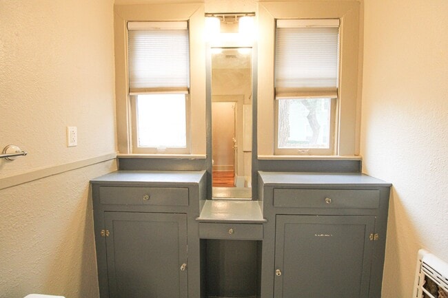 Building Photo - 438 W Rosewood Ave